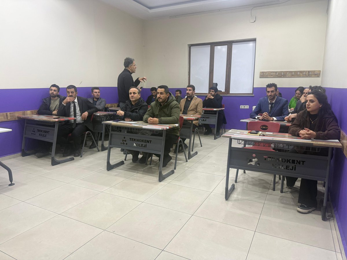 Türkiye Yüzyılı Maarif Modeli kapsamında öğretmenlerimize yönelik verimli ve ufuk açıcı bir seminer gerçekleştirdik. Değerli sunumu ve katkıları için Kerim Yaşar hocamıza gönülden teşekkür ediyoruz. 📖🖊️🙏🌿

<a href="/tcmeb/">Millî Eğitim Bakanlığı</a>
<a href="/Hakkari_MEM/">Hakkari İl Milli Eğitim Müdürlüğü</a>
<a href="/ctn_kdr/">Kadir Çetin</a>

#MaarifModel
#TürkiyeYüzyılı