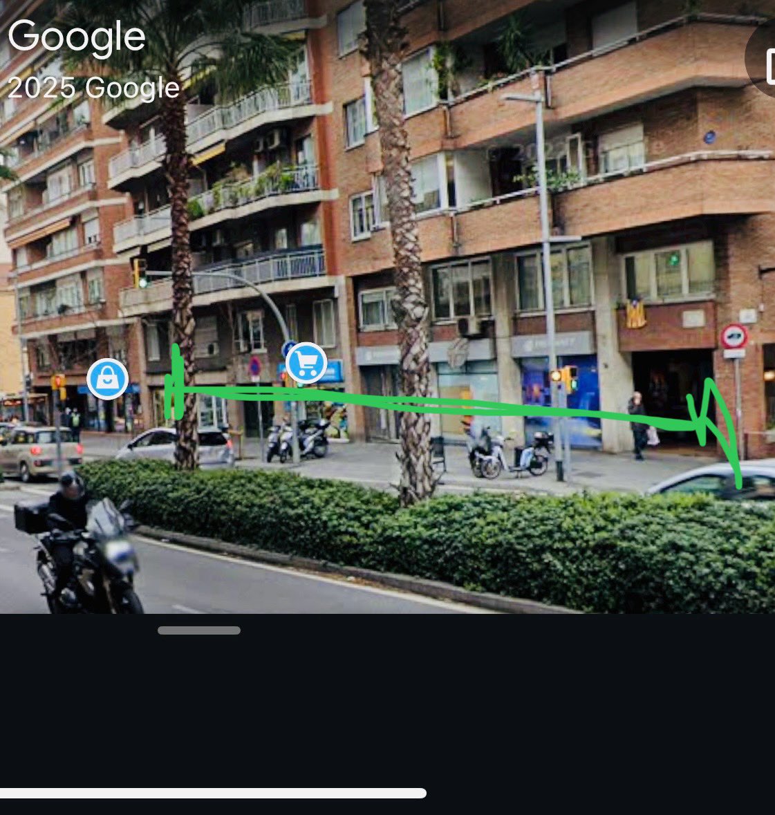 Tristament hem normalitzat tant la impunitat de les motos a Barcelona que ningú s’estranya ni diu res si la mestressa de la foto vol aparcar la seva KTM XL a la porta de la botiga. 

<a href="/VLliures/">Voreres Lliures</a> <a href="/Barcelonacamina/">Barcelona Camina #RecuperemLaCiutat</a> <a href="/RecuperemSalut/">#RecuperemLaSalut</a>
