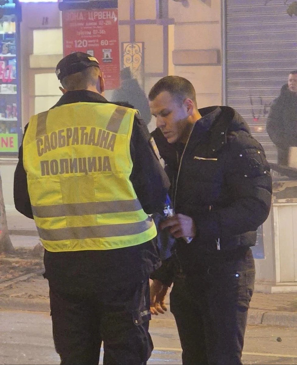 Kekalovic's tweet image. Znam ovog majmuna iz teretane. 

Neverovatno bahat i pun sebe. Često parkirao tako da jedva možeš da uđeš u teretanu, a jednom sam ga video kako piša ispred teretane odmah pored ulaza.

Primitivac i imbecil onaj pravi,  prostakluk i životinjsko ponašanje.