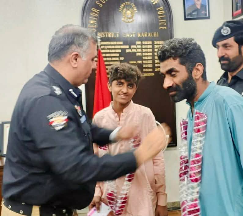 NahdT5's tweet image. سندھ سرکار کی مشینری جو نہ کرسکی ۔ وہ ان نوجوانوں نے کر دکھایا ۔ اور گٹر سے ابراھیم کو ڈھونڈ نکالا۔ شاباش 
کاش ابراھیم ژندہ ہوتا!!
یہ کراچی جیسے میگا سٹی کی کہانی ہےجو اپنےلوگوں کو بنیادی ضرورت کی چیزیں بھی فراہم نہیں کرسکتایہاں روز لوگ ڈمپر 
اسنیچر اورگٹر میں گرکرمرتے ہیں
#Nipa