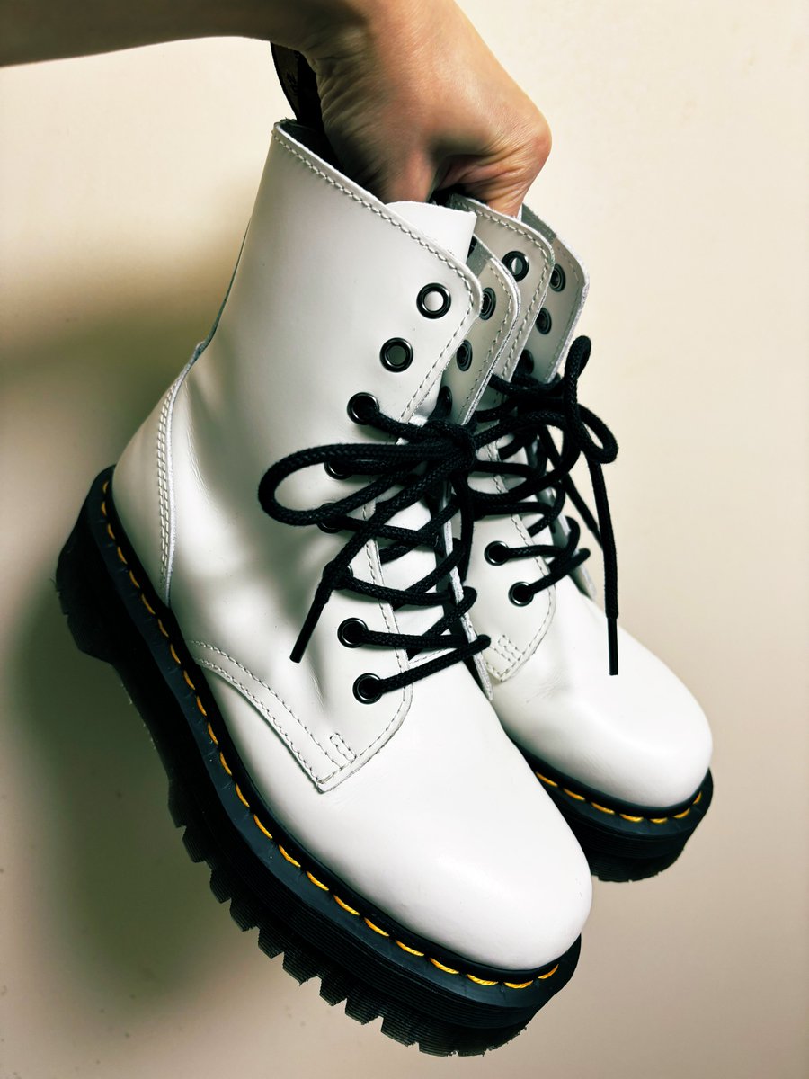 termenvox_etsu's tweet photo. そういえばちょっと前、久々にDr.Martensの8ホールを入手。中古だけど割と状態が良くて非常にカワイイし、サイドジップなのも良き。
#ドクターマーチン
#JADON https://t.co/nBV35258cS