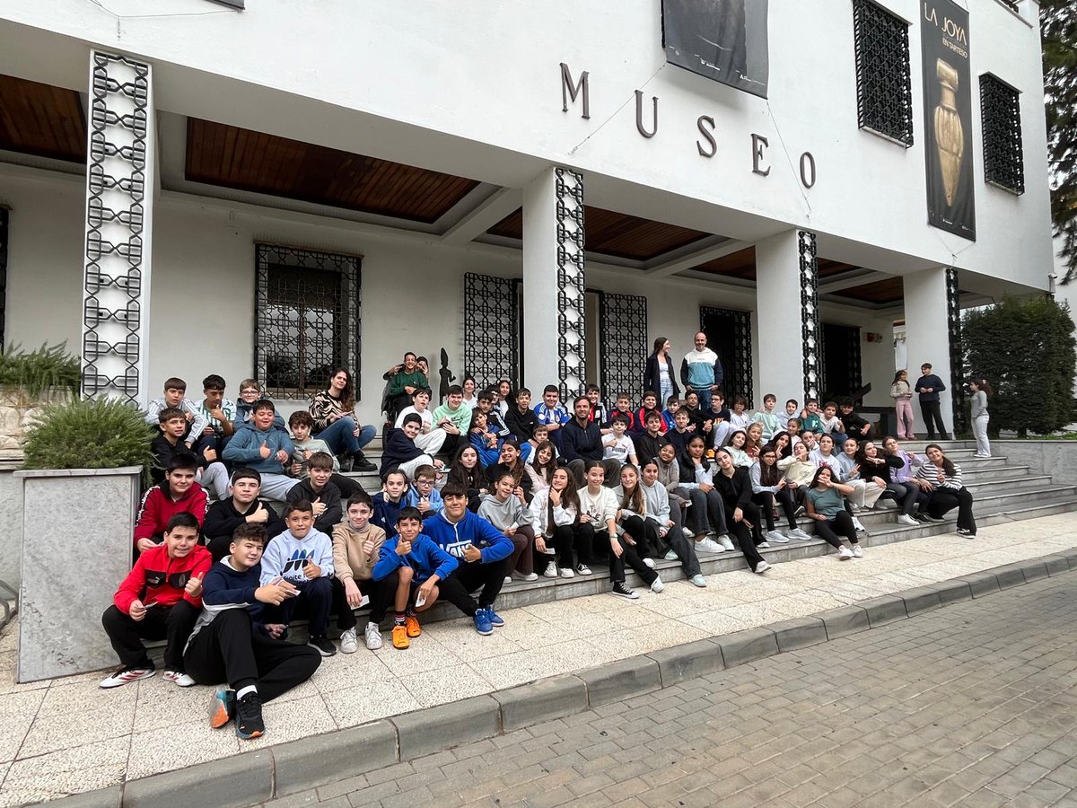 Hace unas semanas el alumnado de 1º de la ESO viajó en el tiempo y se transportó a la protohistoria, acompañados por guías expertos de la asociación cultural de ArqueoHuelva, a través de la exposición “La Joya, vida y eternidad en Tartesos” en el Museo Provincial de Huelva. 🎒📝