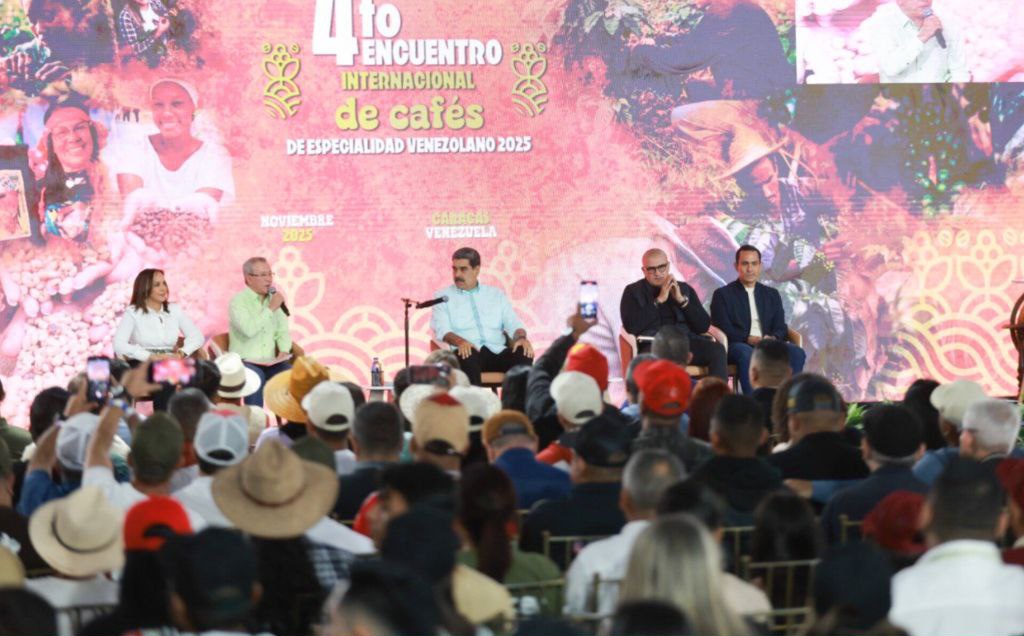 #2Dic || Venezuela avanza firme: un pueblo despierto, movilizado y dispuesto a defender su tranquilidad.

Pdte Maduro lo dijo claro: “No buscamos conflicto, pero no aceptamos amenazas".

#ConMaduroPaLasQueSea
#CHCh 🇻🇪