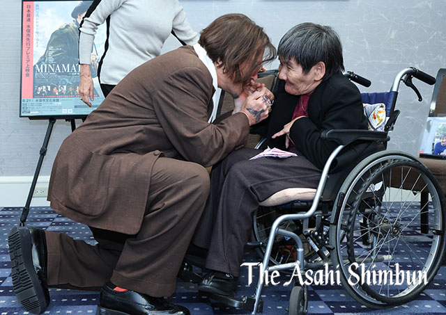 asahi_photo's tweet image. ジョニー・デップさん、水俣病患者の坂本さんと面会　映画出演の縁でasahi.com/articles/ASTD2… 

胎児性水俣病患者の坂本しのぶさん（69）が2日、自身の映画のプレミア上映で来日中の俳優 #ジョニー・デップ さんと東京都内のホテルで初めて面会しました。（矢）