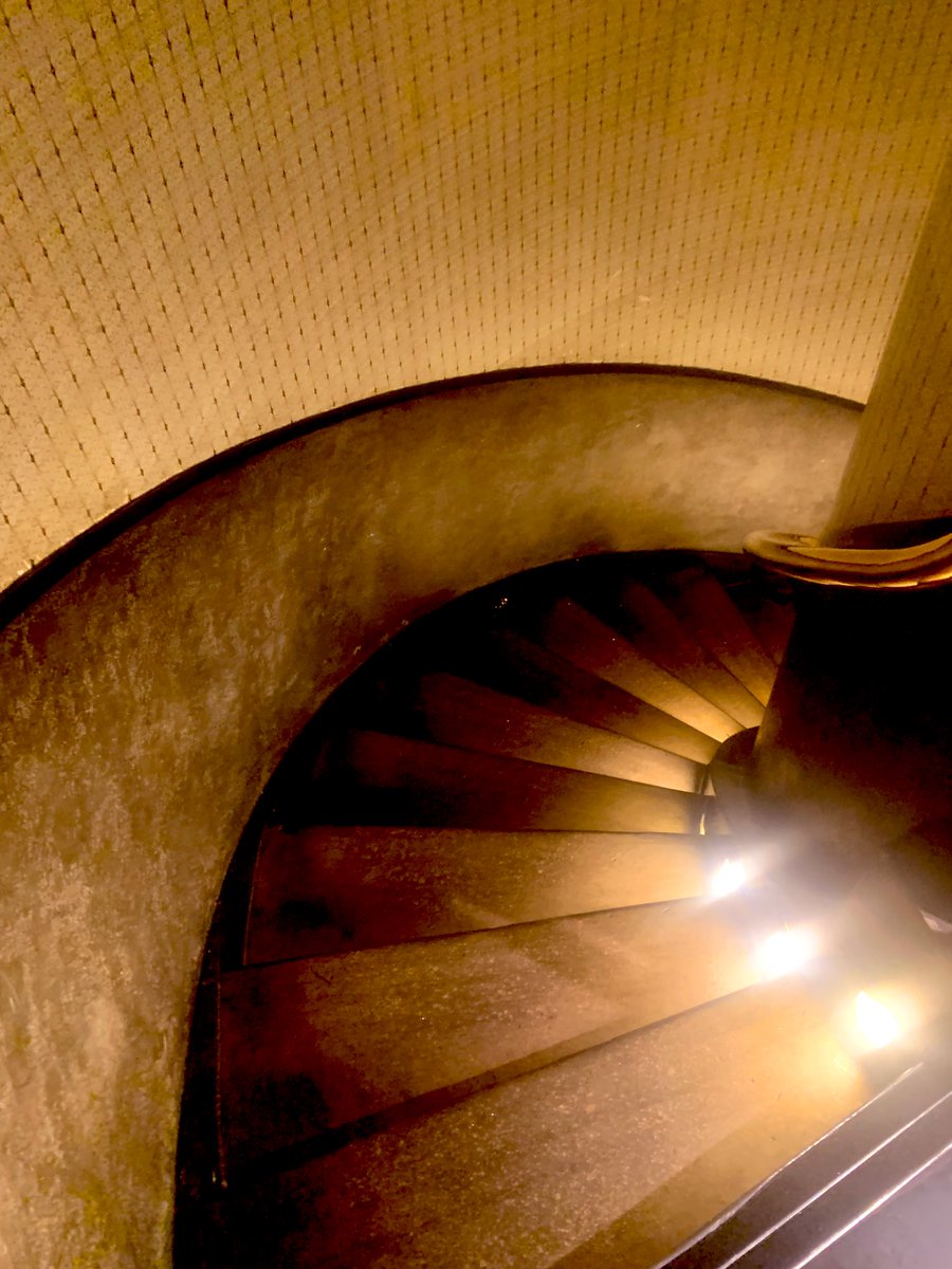 Strong stairwell game