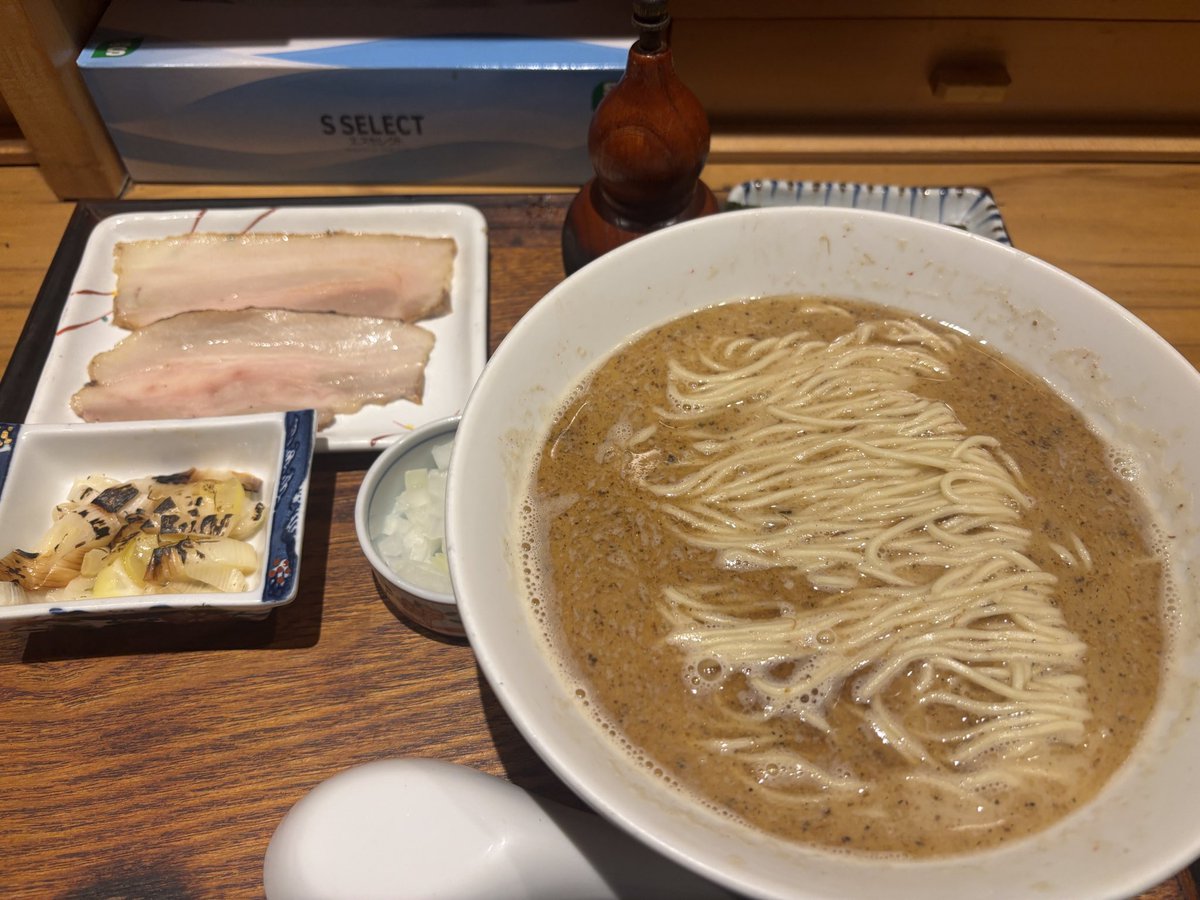 chavidavilo's tweet image. Cuando la carta solo está en japonés, buena cosa, fideos soba con caldo de caballa y sus acompañamientos, cebolla, alga nori y panceta, la foto no hace justicia al soborazo de este plato, algo estratosférico, nos dejó locos
#tokyo #soba