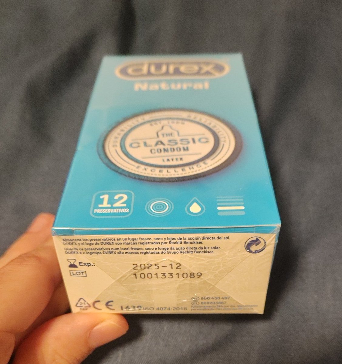 Afnian04's tweet image. Llegó la fecha, caducaron. Ni el plastiquito del alrededor le he quitado. Han aguantado 4 años en un cajón como si fuese algo de lo que alguno se olvidase. Hasta nunca condones del 2021.