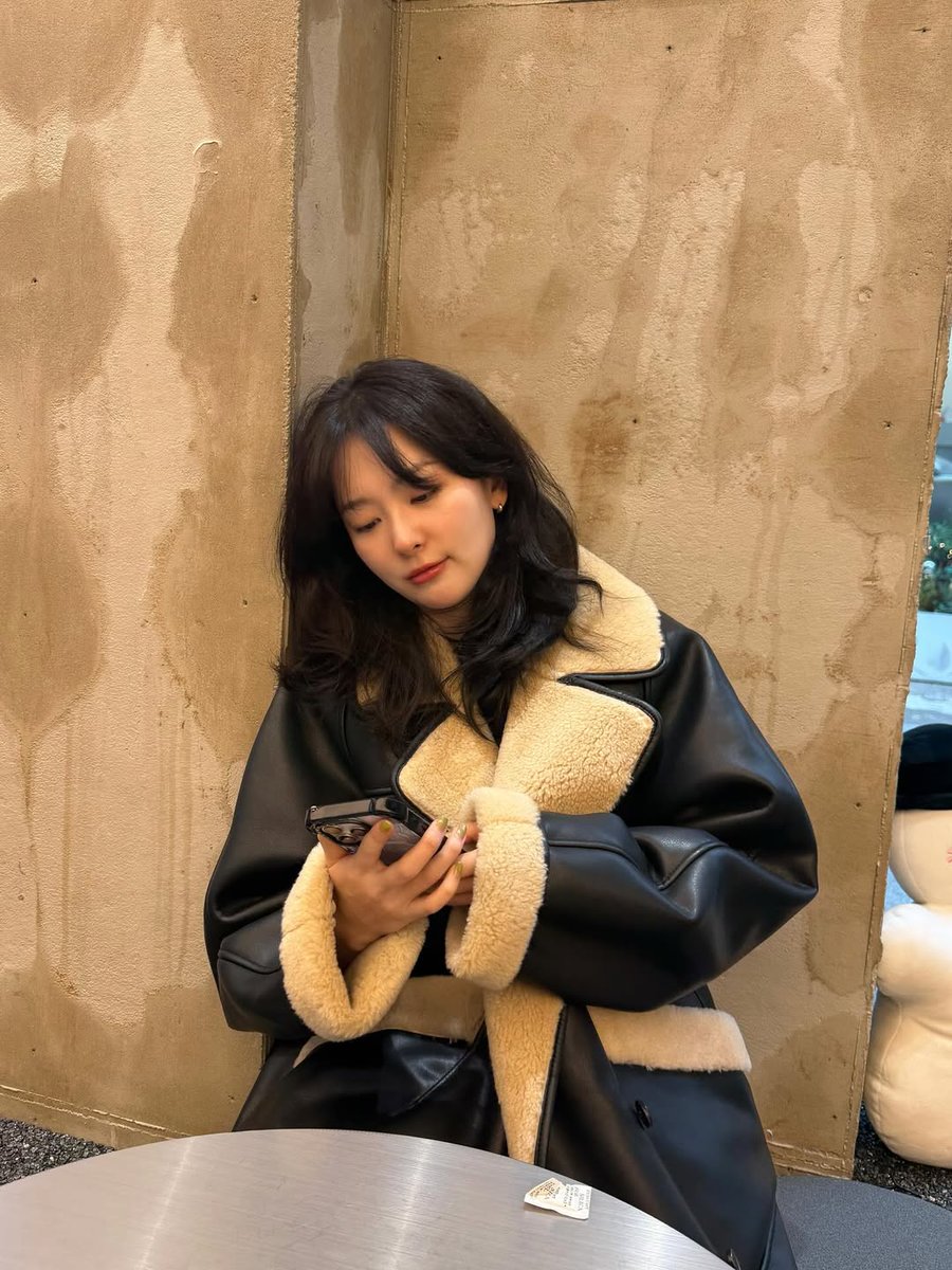 KSGUpdates's tweet image. 251202 seulstagram update

&quot;It&apos;s getting cold now; dress warmly 🥶&quot;

🎶 Josh Gilligan • Slowly

instagram.com/p/DRwwR94ku-O/
#레드벨벳 #RedVelvet #슬기 #SEULGI @RVsmtown