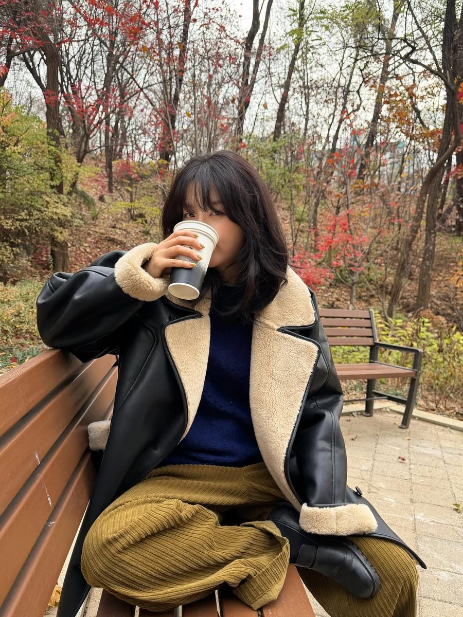 KSGUpdates's tweet image. 251202 seulstagram update

&quot;It&apos;s getting cold now; dress warmly 🥶&quot;

🎶 Josh Gilligan • Slowly

instagram.com/p/DRwwR94ku-O/
#레드벨벳 #RedVelvet #슬기 #SEULGI @RVsmtown