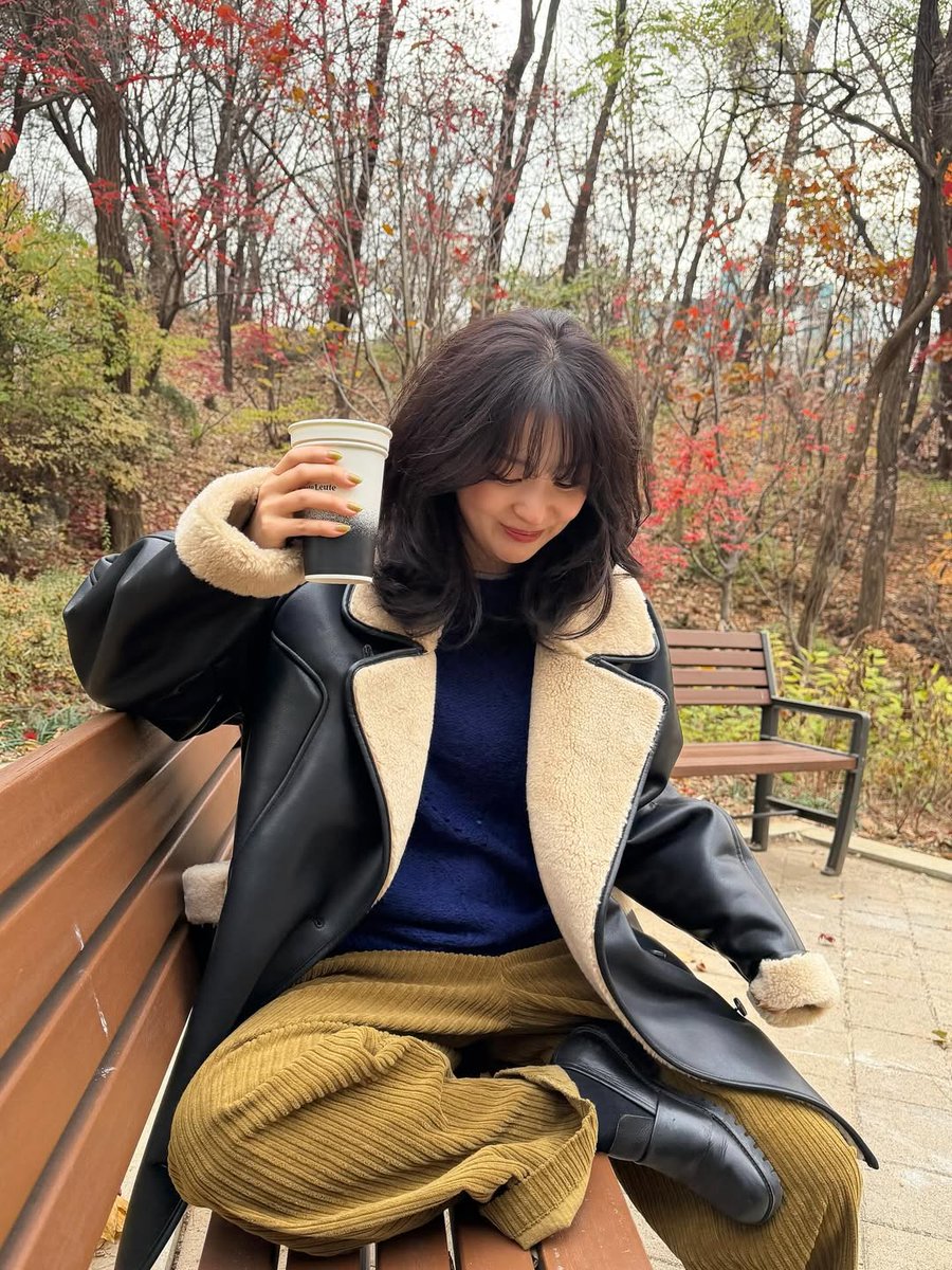 KSGUpdates's tweet image. 251202 seulstagram update

&quot;It&apos;s getting cold now; dress warmly 🥶&quot;

🎶 Josh Gilligan • Slowly

instagram.com/p/DRwwR94ku-O/
#레드벨벳 #RedVelvet #슬기 #SEULGI @RVsmtown