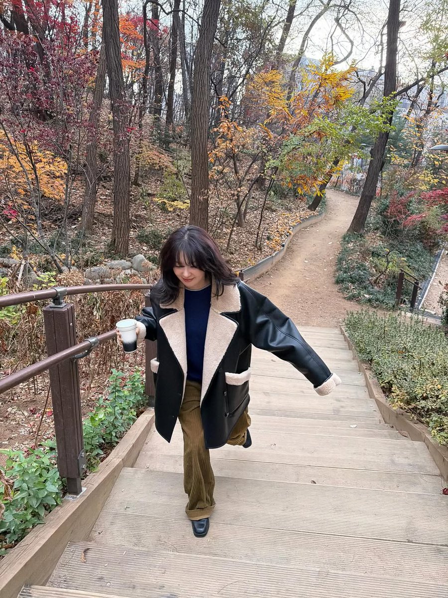 KSGUpdates's tweet image. 251202 seulstagram update

&quot;It&apos;s getting cold now; dress warmly 🥶&quot;

🎶 Josh Gilligan • Slowly

instagram.com/p/DRwwR94ku-O/
#레드벨벳 #RedVelvet #슬기 #SEULGI @RVsmtown