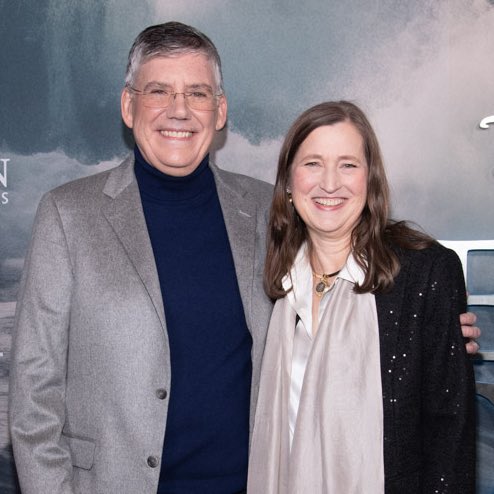 PercyJacksoon's tweet image. Becky Riordan sobre o novo horário de lançamento da série:

“Recebemos (um horário) especial na 1ª temporada. Os executivos se superaram para nos agradar. Foi muito fofo. Acho que não podemos presumir que se repetirá. Eles provavelmente fizeram outras coisas legais em segredo”