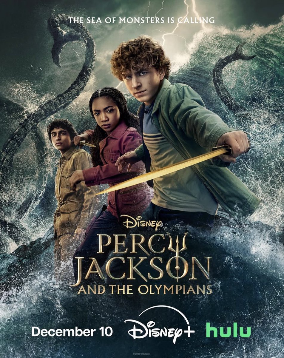 PercyJacksoon's tweet image. Becky Riordan sobre o novo horário de lançamento da série:

“Recebemos (um horário) especial na 1ª temporada. Os executivos se superaram para nos agradar. Foi muito fofo. Acho que não podemos presumir que se repetirá. Eles provavelmente fizeram outras coisas legais em segredo”