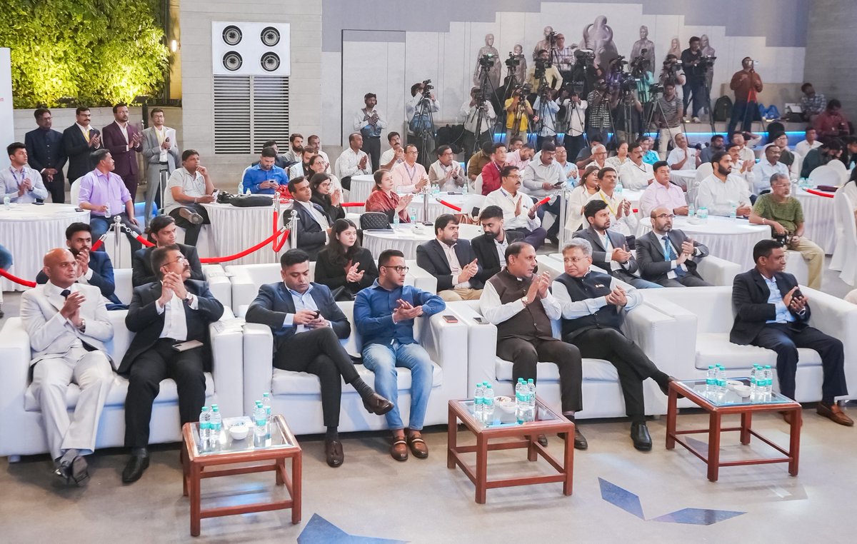 ddsahyadrinews's tweet image. मुख्यमंत्री देवेंद्र फडणवीस यांच्या हस्ते नाशिक महानगरपालिकेच्या &apos;एनएमसी क्लीन गोदावरी बाँड्स&apos;चे नॅशनल स्टॉक एक्सचेंजमध्ये घंटानादाद्वारे लिस्टिंग.📈

@Dev_Fadnavis
@my_nmc
@NSEIndia
#Maharashtra #DevendraFadnavis #NSEIndia #CleanGodavariBond