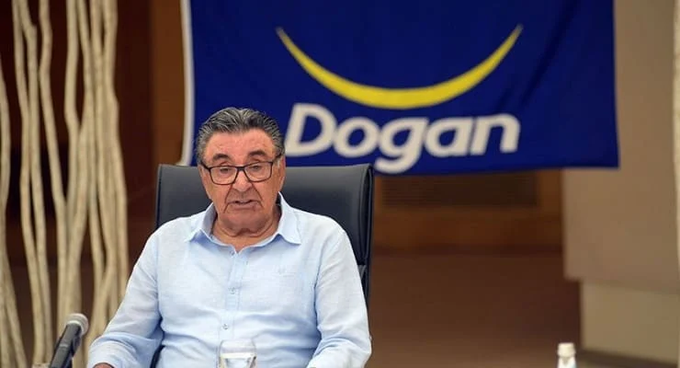 Eğer Türk demokrasisi bugün mumla aranan bir figürden bahsedecekse, bu Aydın Doğan'dan başkası olamaz.

Doğan'ın medyadan tasfiye edilmesinden sonra kurumunu önceleyen medya anlayışı tarihe karıştı. Ana akım çöktü; izleyiciyi, dinleyiciyi, okuyucuyu -kısacası müşteriyi- memnun
