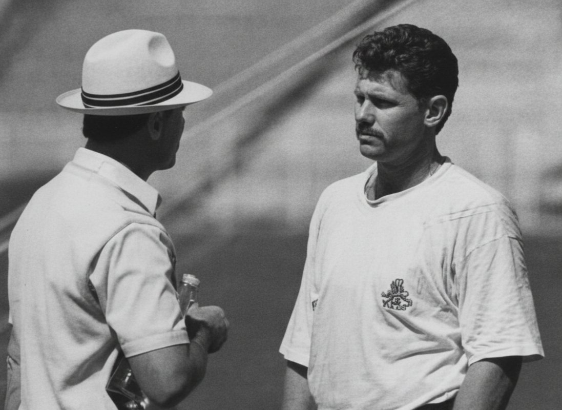 Robin Smith, now sadly no longer with us, gets some valuable advice from Sir Geoffrey Boycott during England’s disappointing 1992/93 tour of India. #CricketTwitter #Cricket <a href="/GeoffreyBoycott/">Sir Geoffrey Boycott</a>
