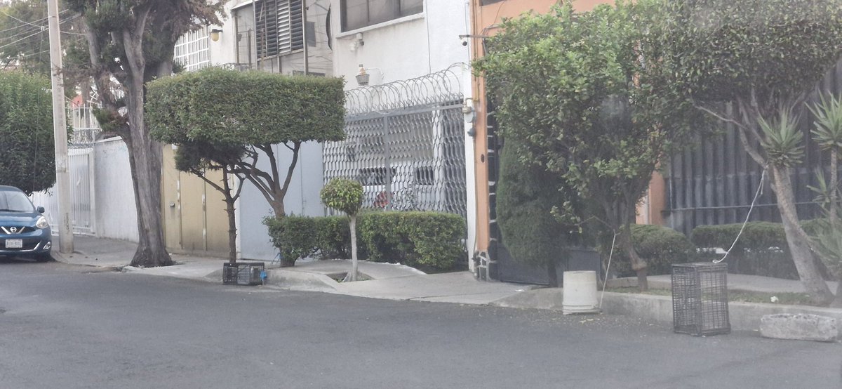 Mike_Gol's tweet photo. @UCS_GCDMX @inveacdmx Hola nuevamente siguen los objetos amarrados de los árboles y obstruyendo la vía pública, pueden ayudar , son los mismos objetos de meses atrás, por lo que veo no quitaron nada, ya q en la foto del policía no se ve, anexo foto de hoy https://t.co/0fnAyNsoCv