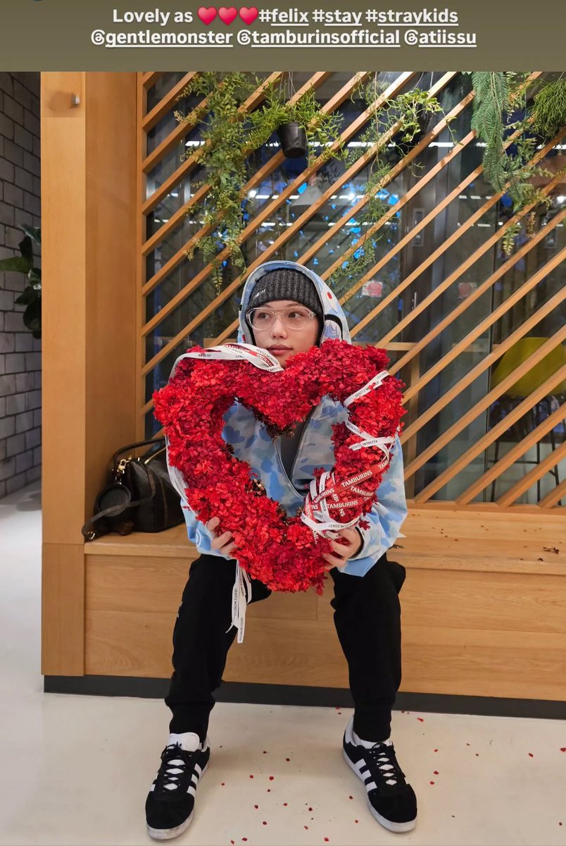 แบรนด์ส่งดอกไม้มายินดีกับรางวัลแดซังอัลบั้มออฟเดอะเยียร์ใหญ่เลย เจนเทิล แทมบูริน atiissu อันนี้เข้าใจ แต่ adidas ยังไงน้า 👀