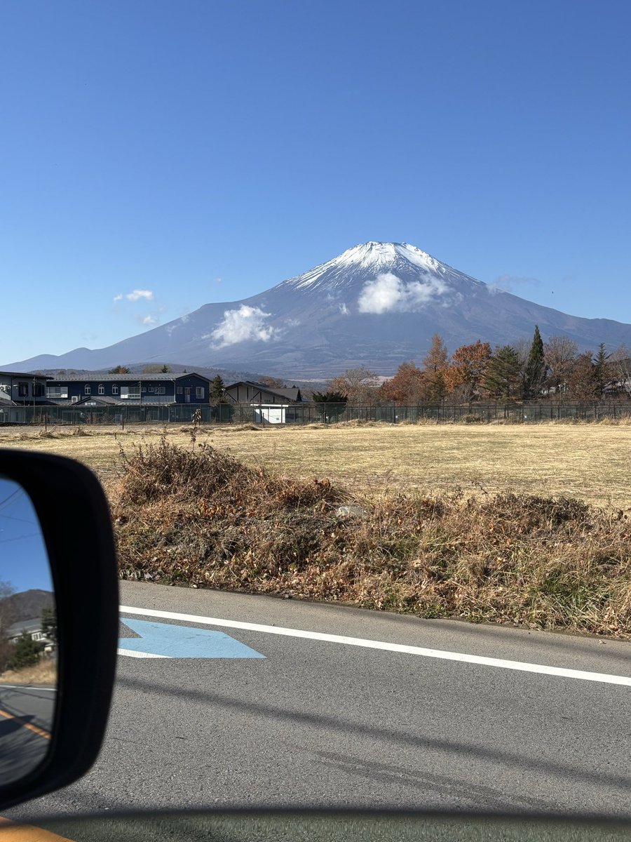 KTemawon497's tweet photo. 山中湖に行く途中。やっぱり富士山は白い帽子かぶってないとだと思った。 https://t.co/FKkXdMsnWt