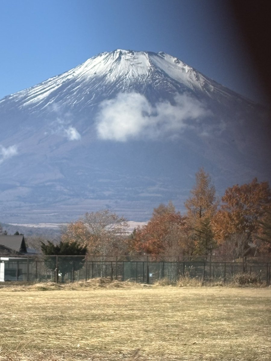 KTemawon497's tweet photo. 山中湖に行く途中。やっぱり富士山は白い帽子かぶってないとだと思った。 https://t.co/FKkXdMsnWt