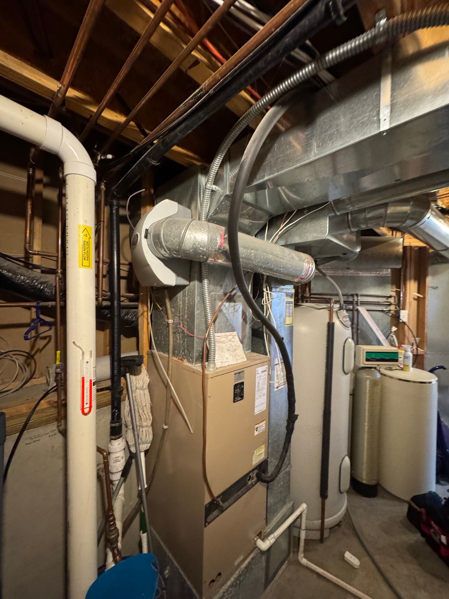 MyComfortHeroes's tweet image. ❄️ Don’t wait—regular furnace servicing prevents breakdowns &amp;amp; saves energy! You can trust Comfort Heroes to keep your home warm this winter. Visit mycomfortheroes.com or call us today at 605-202-2020. #HVAC #FurnaceMaintenance #HomeSafety