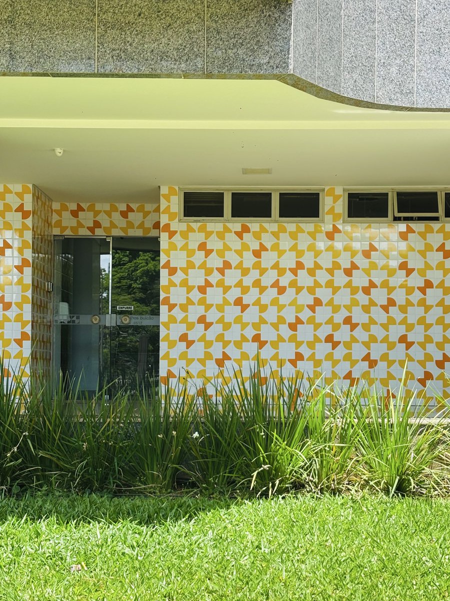 Alguns dos meus pilotis favoritos em Brasília são bem coloridos. Paisagismo, cores e padrões geométricos pra quebrar o frio e a rigidez da arquitetura moderna. Nos prédios contemporâneos, todos querem se parecer uma rede de hotel estrangeira, com mármore, inox e madeira escura.