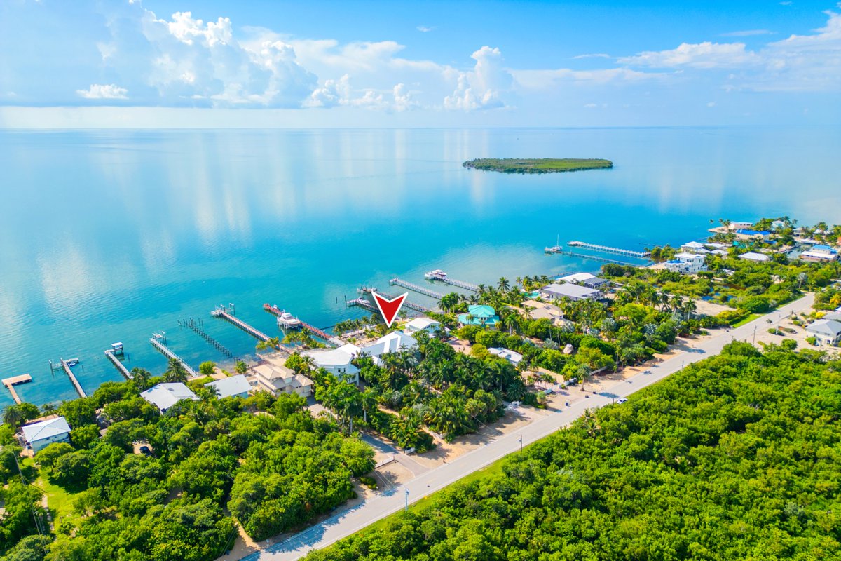 PlatinumAuction's tweet photo. A true boater's paradise! The oceanfront estate offers 120 ft of deepwater frontage, a private dock, and multiple boat lifts, including a 120,000-lb yacht lift, capable of accommodating vessels up to 75 ft

Previously $8.9M... now selling WITHOUT RESERVE!

https://t.co/ntjEZ7DVV6 https://t.co/kLOrxhPjiC
