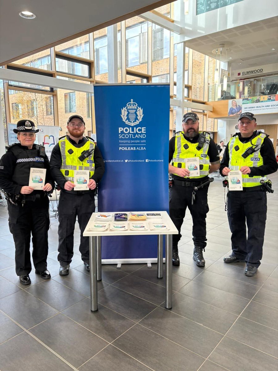 PSOSEastRen's tweet photo. Area Commander CI Faulds and Community officers held a pop-up at Eastwood Health Centre today.
Officers provided information on #16DaysOfAction against gender-based violence and Domestic Abuse Disclosure Schemes (DSDAS).
https://t.co/kJs1qRNi1q https://t.co/pnqEnYWmCS