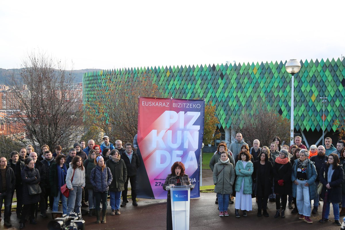 📢 EUSKARAREN EGUNEKO ADIERAZPENA
kontseilua.eus/pizkundea/eusk…

Euskara larrialditik ateratzeko, hizkuntza-politiketan luzamendurik gabeko jauzia eta euskaltzaletasuna indartzea behar ditugu.

Pizkunde berriaren lehen txinparta abenduaren 27an Bilbon izango da💥pizkundea.eus