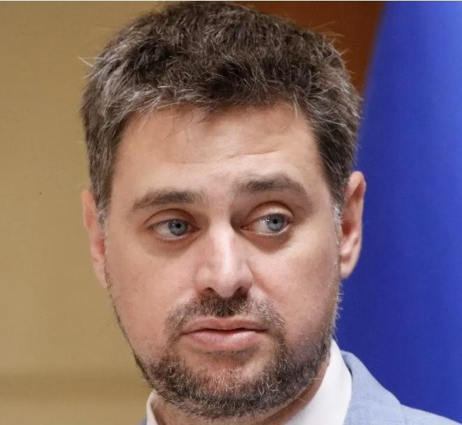 -Kast: "Voy a aumentar la inversión, recortar el gasto fiscal, generar empleo, reforzar la seguridad y echar a los inmigrantes ilegales."

-Manouchehri: "Tu papá es Nazi."

                                             FIN.