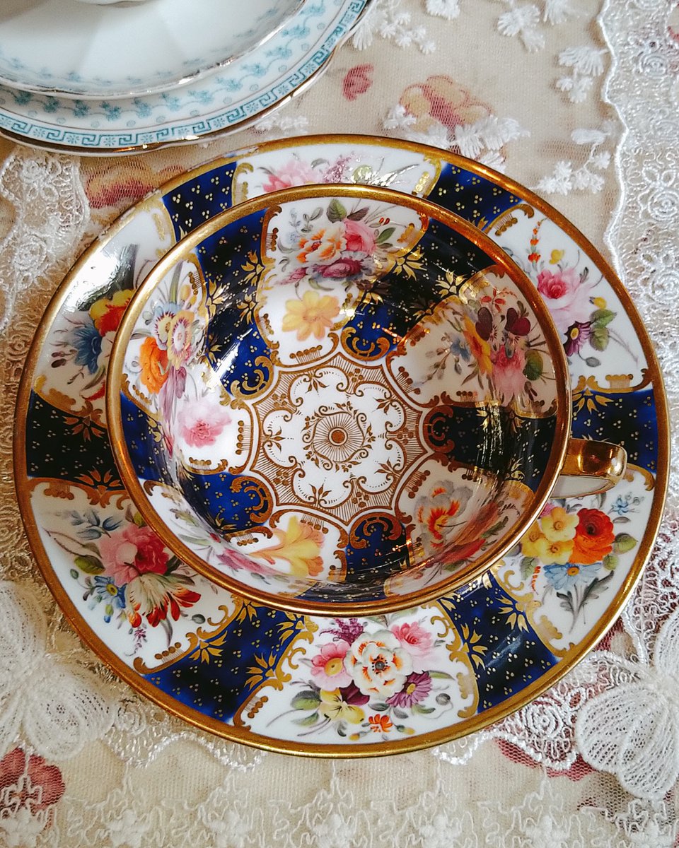 今日もイギリスのアンティークカップを上から見てみよう😆 コール