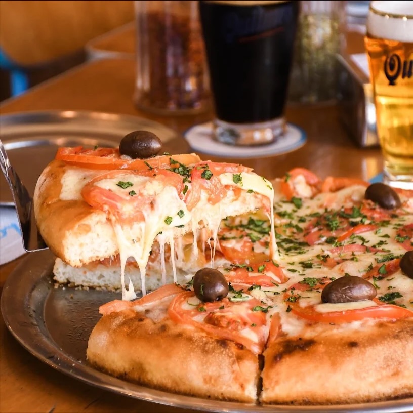 Terminado el de helados... hacemos el Mundial de Pizzerías de Rosario? Yo postulo a La Gran Argentina. Otras que no pueden faltar: Via Apia y Santa María. Comenten cuál tiene que estar, tenemos que llegar a 32.