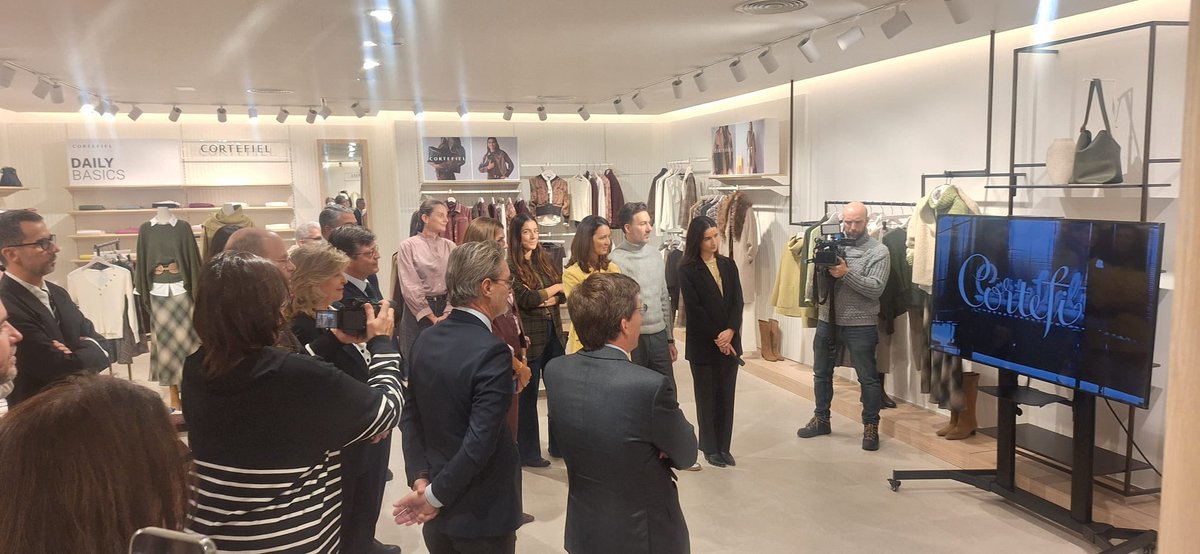 Mtnezparamo's tweet image. Visita a las instalaciones de TendamRetail🧥🧵👢 en @JMDFuencarral junto con @AlmeidaPP_ y @engra9 por el 8️⃣0️⃣aniversario de @Cortefiel_es, apoyando las firmas q generan negocio y trabajo en nuestro país.

Enhorabuena!