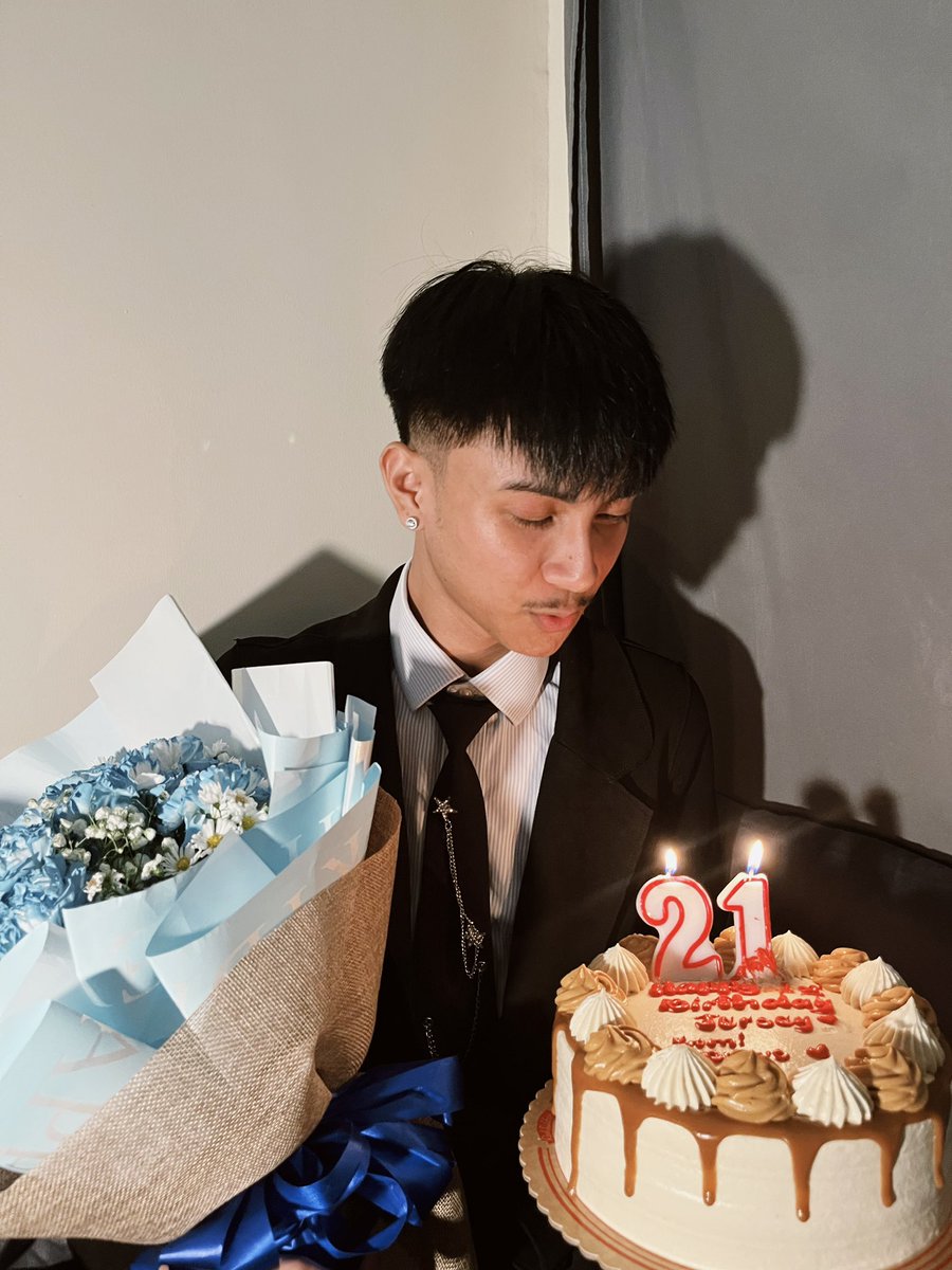 valssey's tweet photo. 21st! 🩶 https://t.co/8grZNxTXts