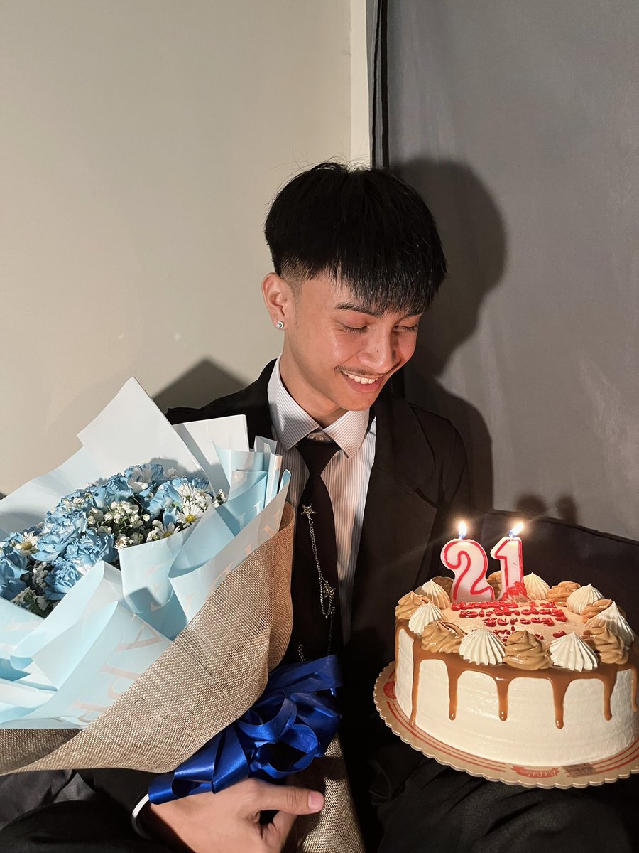 valssey's tweet photo. 21st! 🩶 https://t.co/8grZNxTXts