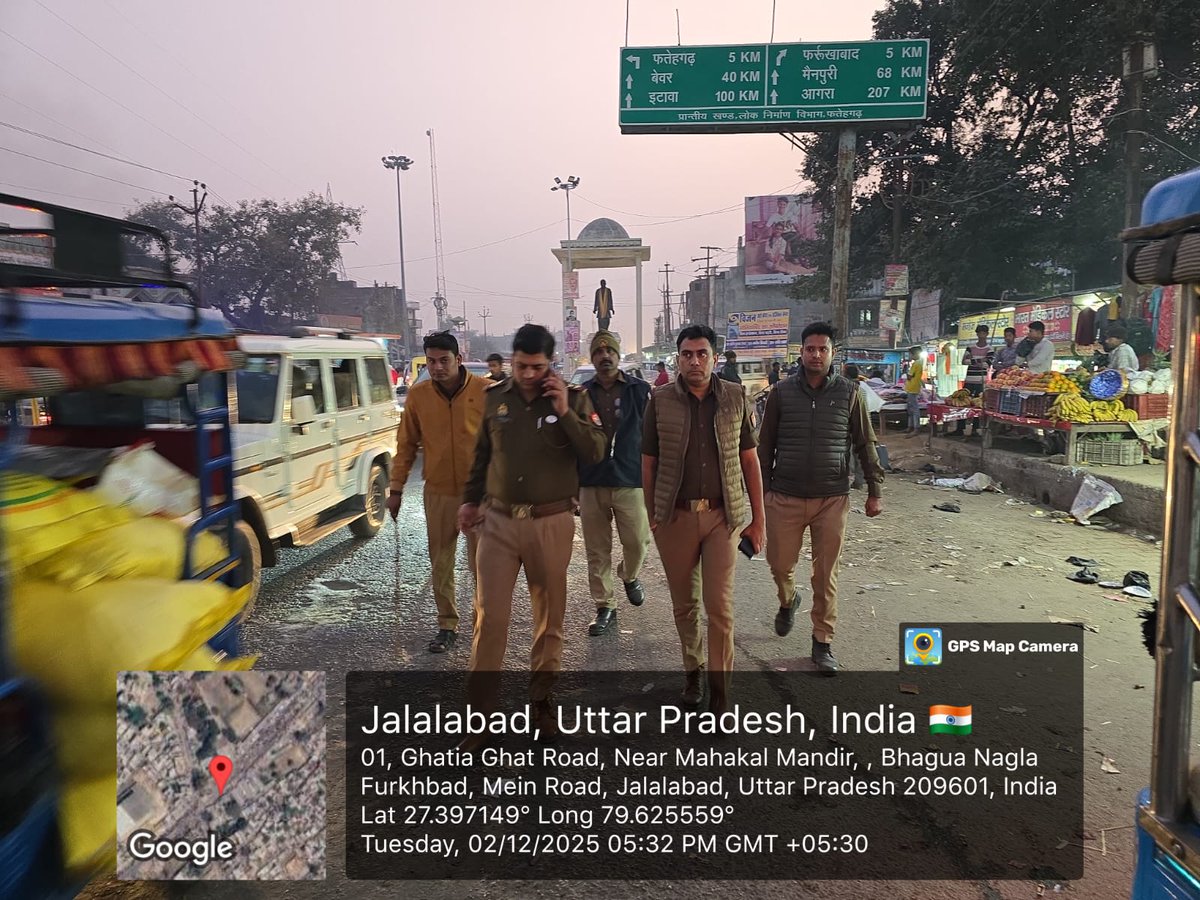 fatehgarhpolice's tweet image. पुलिस अधीक्षक जनपद फतेहगढ़ के निर्देशन में थाना कादरीगेट पुलिस द्वारा थाना क्षेत्रान्तर्गत शांति व्यवस्था के दृष्टिगत सुरक्षा, शांति, सौहार्द व कानून-व्यवस्था बनाए रखने हेतु प्रमुख बाजारों व मुख्य मार्गो पर पैदल गश्त की गई। #FatehgarhPolice