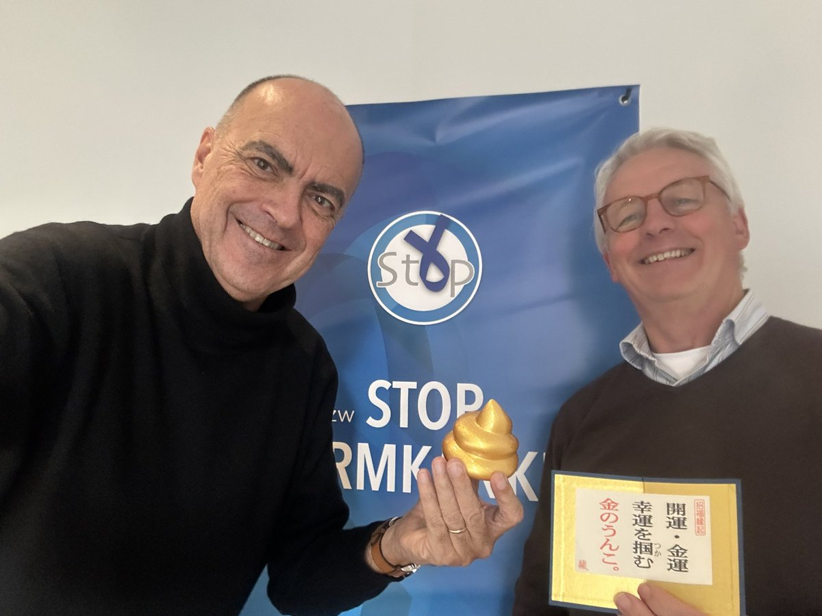 Toch fijn dat mensen aan <a href="/StopDarmkanker/">Stop Darmkanker</a> denken, ook als ze in Japan zijn 🇯🇵🏯

Dank aan <a href="/JanRenaer/">Jan Renaer</a> om deze “golden shit” mee te brengen! 💩 In het Japans betekent dit ook “veel geluk” 🍀

#samensterk 💙 #DoeDeTest 🙏