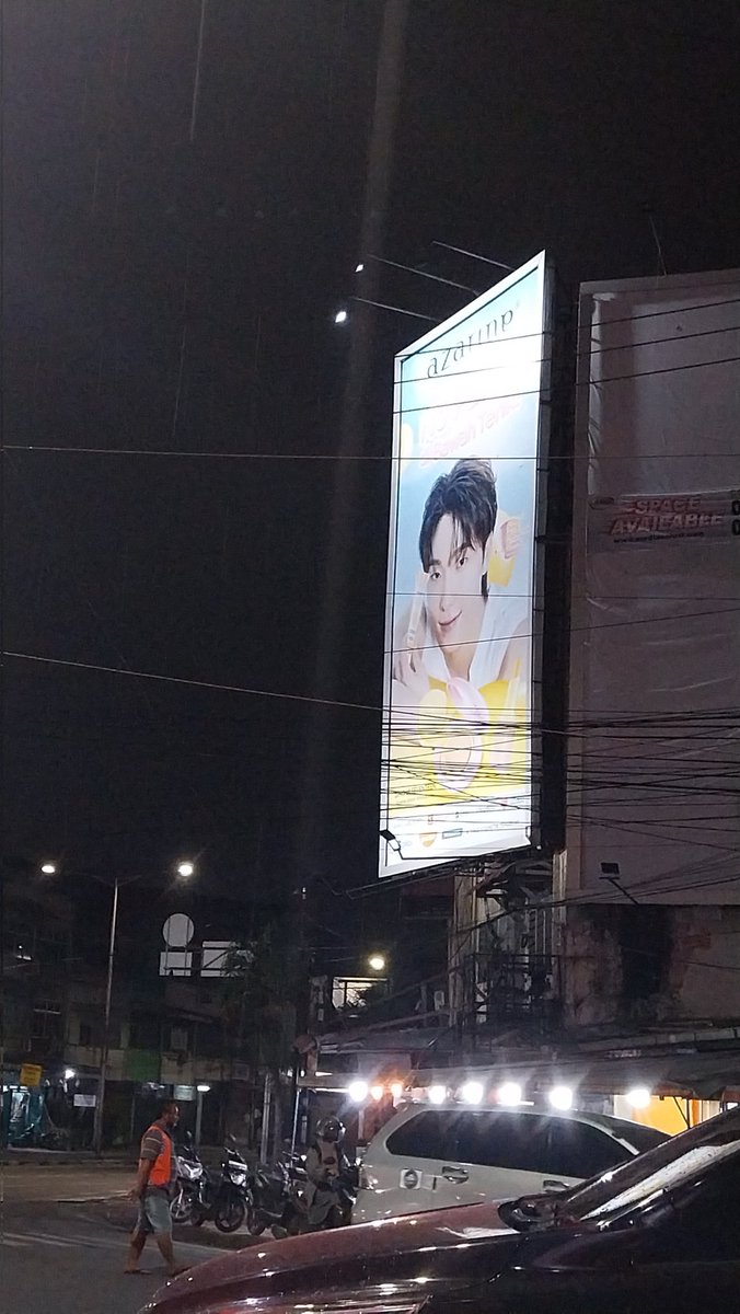 Aku bertemu dino diantara hujan.