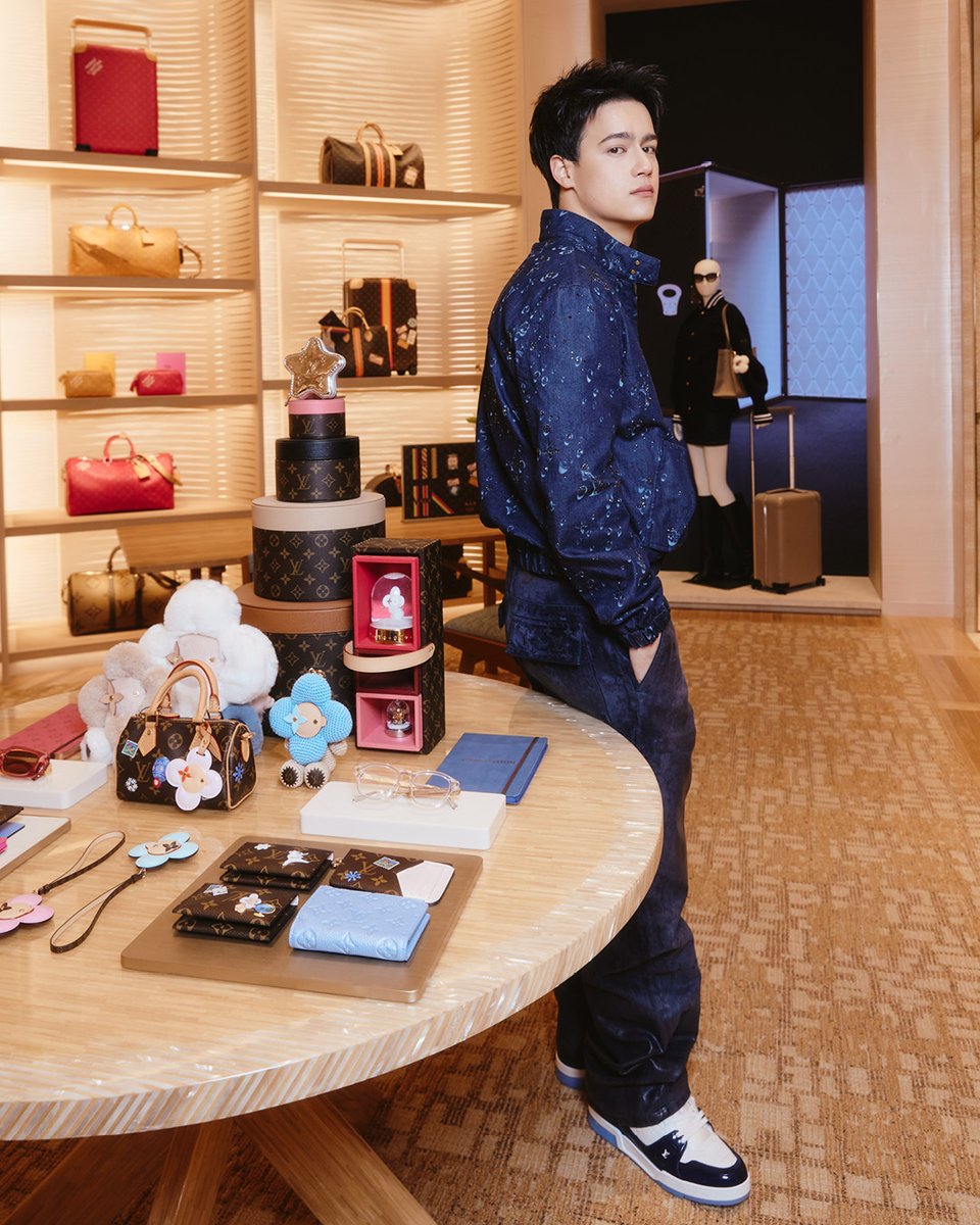 STARS AT LV PARAGON
เหล่าคนดังที่งานเปิดร้านใหม่สำหรับผู้หญิง
.
ร้าน Louis Vuitton สาขา Siam Paragon ได้เปิดอย่างเป็นทางการแล้ว ซึ่งก็ได้คนดังคนสนิทของแบรนด์มาแสดงความยินดีและมานำเสนอกระเป๋ารุ่นไอคอนิก มากมาย 
.
ไม่ว่าจะเป็น หมิว ณัชชา ที่มาร่วมงาน Louis Vuitton ครั้งแรก