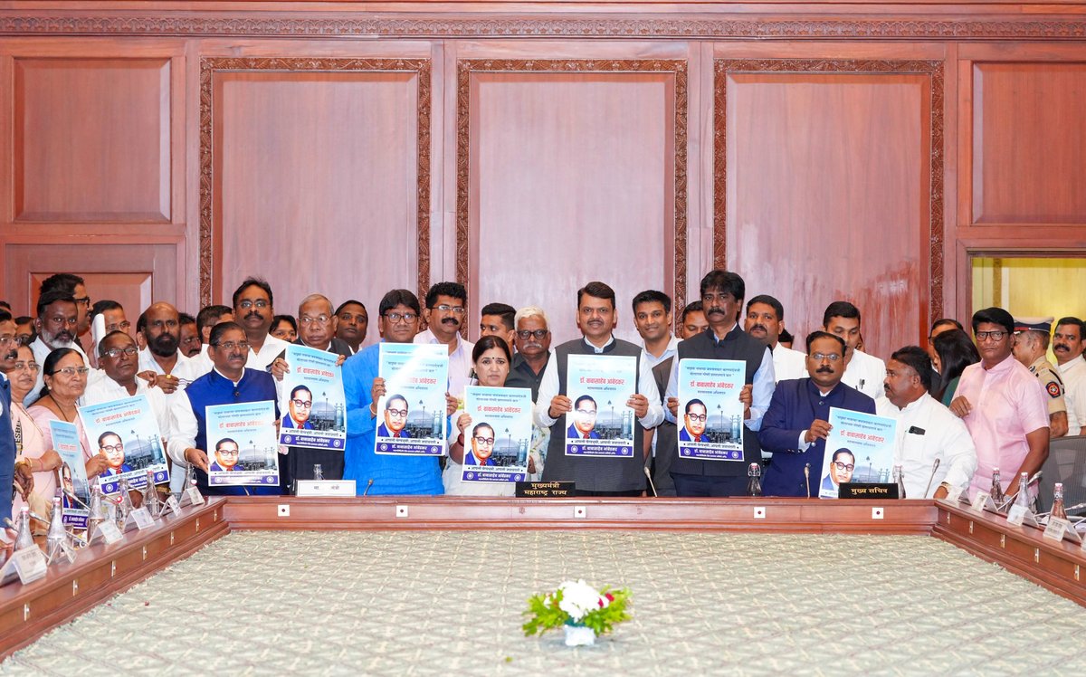 CMOMaharashtra's tweet image. मुख्यमंत्री देवेंद्र फडणवीस यांनी आज सह्याद्री अतिथीगृह, मुंबई येथे भारतरत्न डॉ. बाबासाहेब आंबेडकर यांच्या महापरिनिर्वाण दिनाच्या पार्श्वभूमीवर तयार करण्यात आलेल्या पोस्टरचे अनावरण तसेच माहिती पुस्तिकेचे प्रकाशन केले. 

@Dev_Fadnavis 
#Maharashtra #DevendraFadnavis…