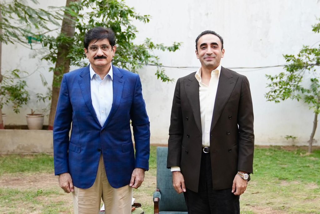 کراچی: پاکستان پیپلزپارٹی کے چیئرمین بلاول بھٹو زرداری سے سندھ کے وزیراعلی سید مراد علی شاہ نے بلاول ہاؤس میں ملاقات کی جس میں سندھ میں جاری ترقیاتی منصوبوں پر بریفنگ دی گئی۔
<a href="/BBhuttoZardari/">Bilawal Bhutto Zardari</a> 
<a href="/MuradAliShahPPP/">Murad Ali Shah</a>