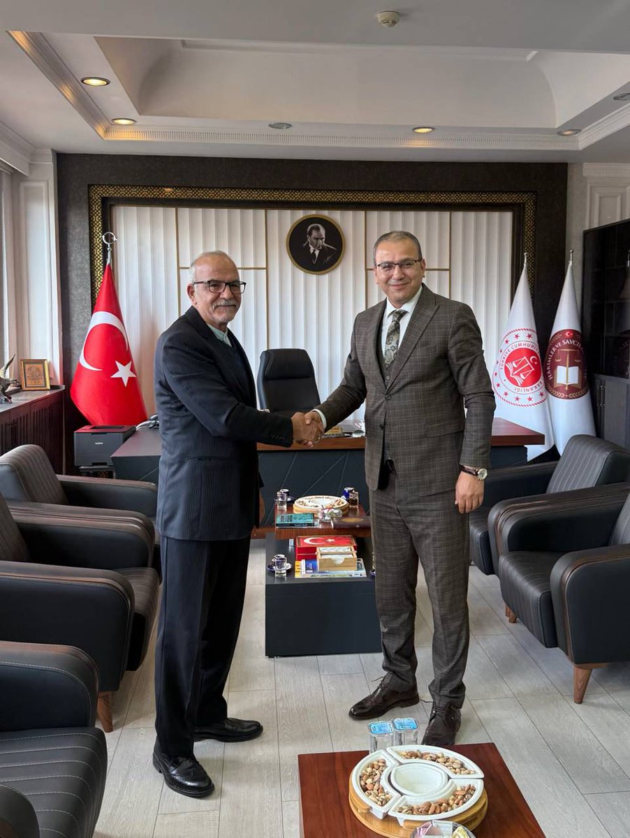 سرکنسول کشورمان با آقای آدم آیدمیر، دادستان کل جمهوریت ارزروم دیدار کرد. در این دیدار، ابعاد مختلف همکاری‌های حقوقی و قضایی، وضعیت زندانیان ایرانی، مسائل مرتبط با مناطق مرزی و موضوع مهاجرت غیرقانونی مورد بحث و تبادل نظر قرار گرفت.