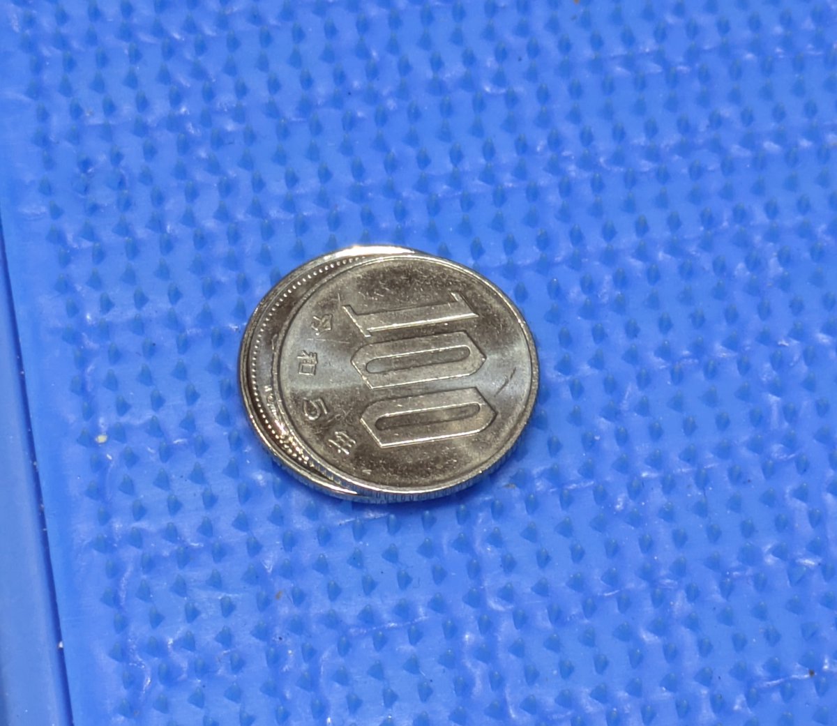 去年はアメリカの25セントコインを100円玉に混ぜて支払いされて間違えたけど今度はカナダの25セントコイン を混ぜられた。イチイチ100円玉を本物か偽物かなんてチェックして会計しないからやめてくれよ。被害額数十円だからいいけど同業者の皆さん気を付けてください。特に  ...