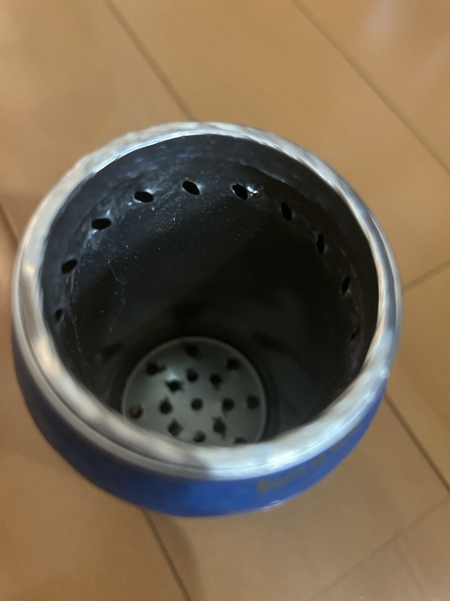AMOT06761963's tweet photo. 空き缶2個、穴開けて重ねて、二次燃焼ストーブ作ってみた。
炎のトルネードが美しい。
#二次燃焼 #焚き火 https://t.co/XVSHXLpktP