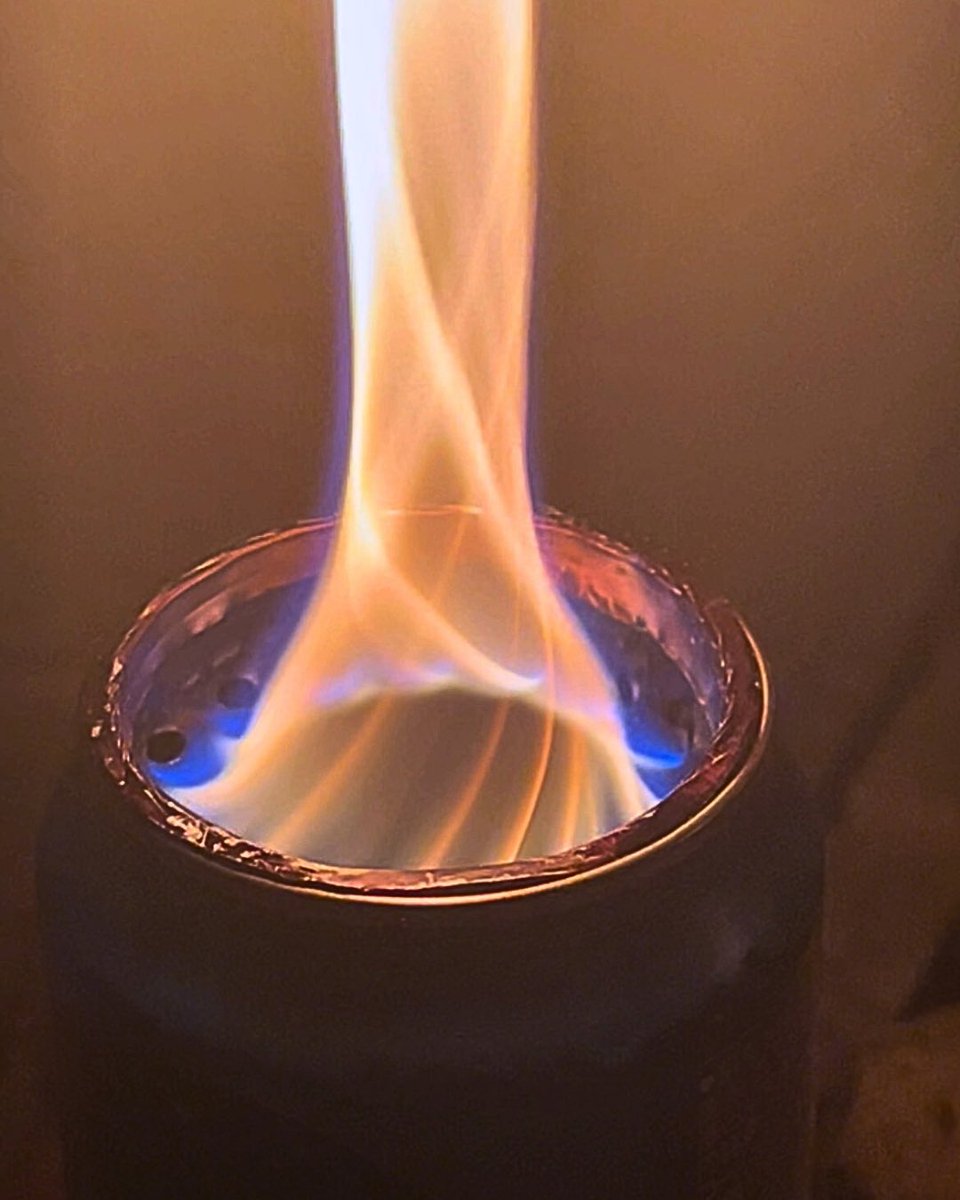 AMOT06761963's tweet photo. 空き缶2個、穴開けて重ねて、二次燃焼ストーブ作ってみた。
炎のトルネードが美しい。
#二次燃焼 #焚き火 https://t.co/XVSHXLpktP