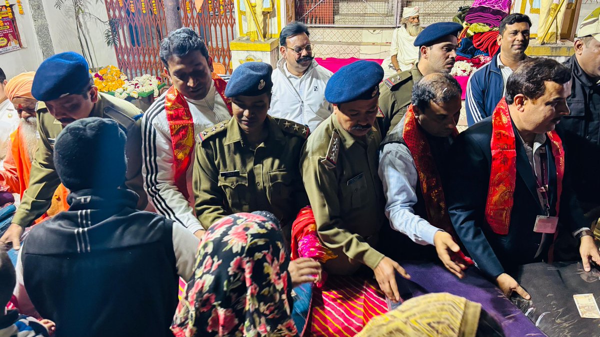 CISFCentral's tweet image. #CISF Unit BNP Dewas organized a blanket distribution drive under the leadership of Sr. Comdt. Sandeep Kumar S. A total of 100 blankets were given to underprivileged beneficiaries🤝. This noble effort reflects CISF’s commitment to social welfare 🇮🇳.

#WelfareDrive

@CISFHQrs