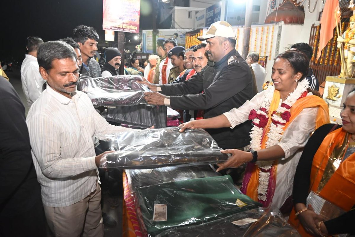 CISFCentral's tweet image. #CISF Unit BNP Dewas organized a blanket distribution drive under the leadership of Sr. Comdt. Sandeep Kumar S. A total of 100 blankets were given to underprivileged beneficiaries🤝. This noble effort reflects CISF’s commitment to social welfare 🇮🇳.

#WelfareDrive

@CISFHQrs