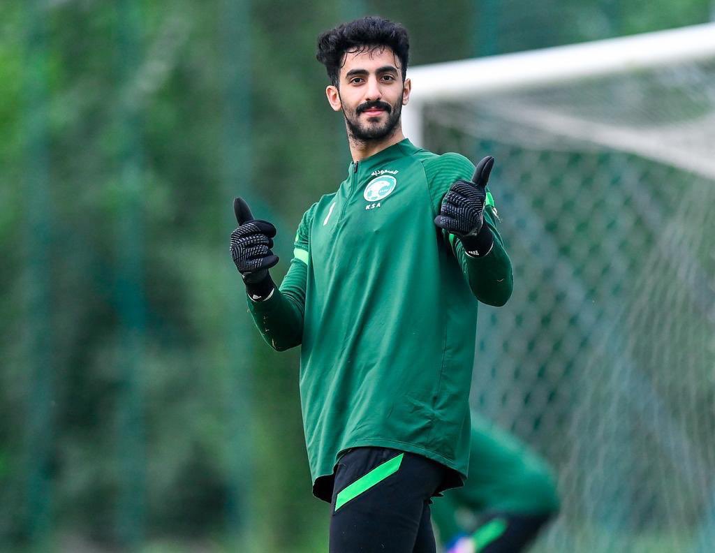 كفوو ثم كفوو نواف العقيدي .
نعم رد على العماني وغير العماني . 
بيض الله وجهك