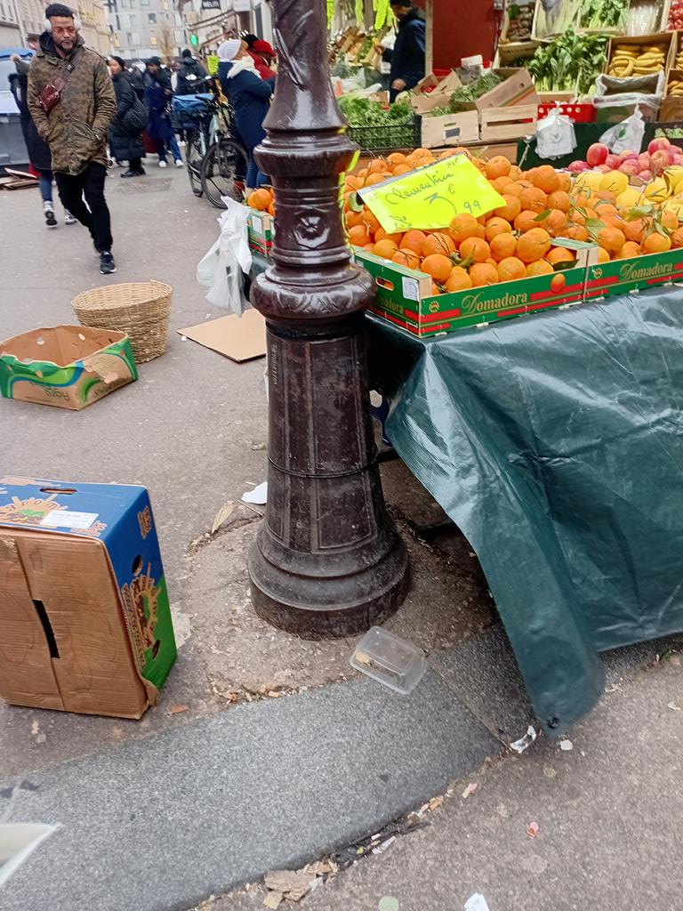 Bonjour <a href="/KevinHavet/">Kévin Havet</a> <a href="/prefpolice/">Préfecture de Police</a> <a href="/PoliceMun/">Police Municipale</a> Pomi a remis tous ses étals sur des cageots on ne peut même plus passer 🤬 #ChateauRouge Commerces voyous.