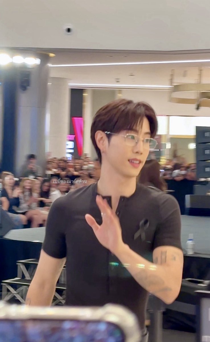 ยังคงนั่งดูคลิปงานในมือถือ คิดถึงมาร์คอะ อยู่ไทยแบบเงียบเกิ้น (เงียบ=ทำงาน) คิดถึงแล้วค้าบ 🥹💕

MARK TUAN SILHOUETTE FANSIGN
#ShopeexMarkTuanEvent 
#Silhouette 
#MarkTuan #段宜恩 #ilovetiktok